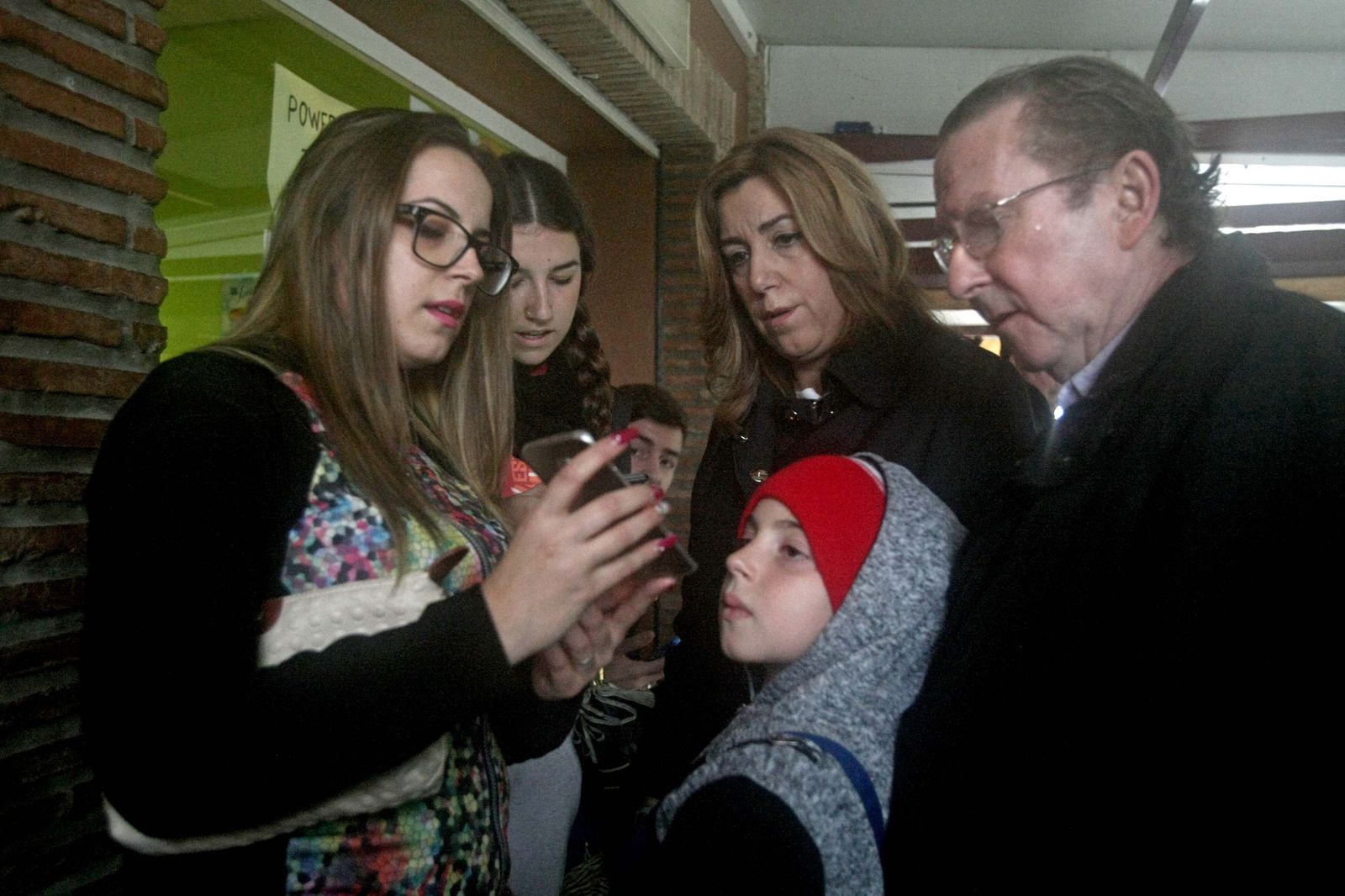 1. La presidenta de la Junta, Susana Díaz, habla con una vecina de la Estación, en presencia del alcalde de San Roque, Juan Carlos Ruiz Boix, y otros vecinos, durante su visita a la barriada sanroqueña para comprobar los desperfectos de la lluvia. 2. El delegado del Gobierno en Andalucía, Antonio Sanz, junto al alcalde de Algeciras, José Ignacio Landaluce, departe con el alcalde de La Línea, Juan Franco, y otros ediles linenses.
