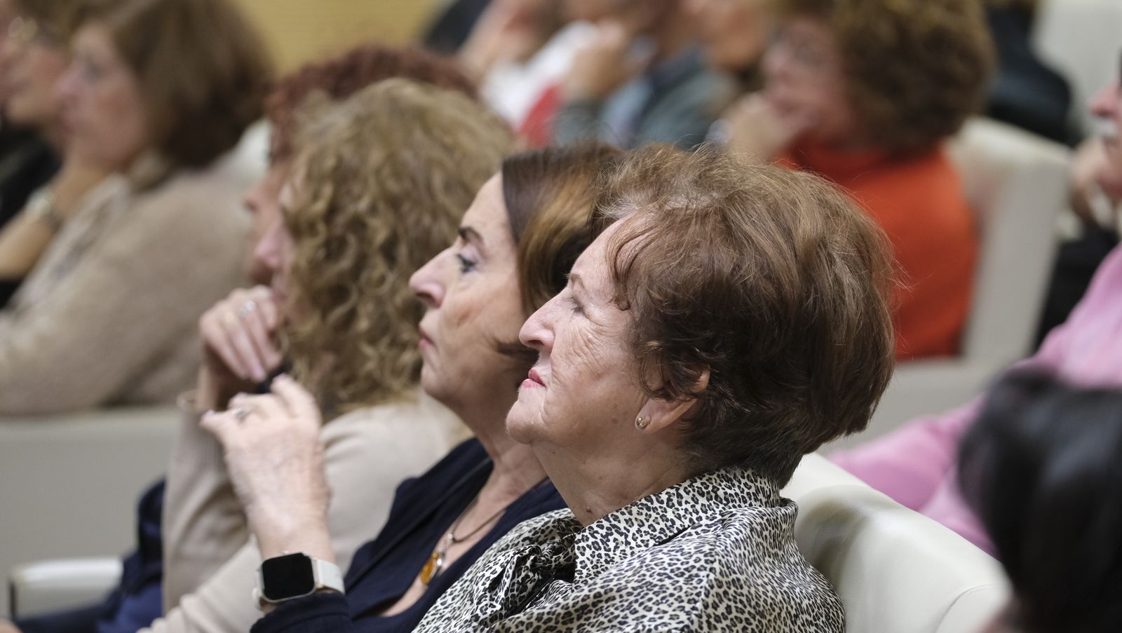 Imágenes del Diario de los Libros con la escritora ganadora del Premio Planeta 2022, Luz Gabás