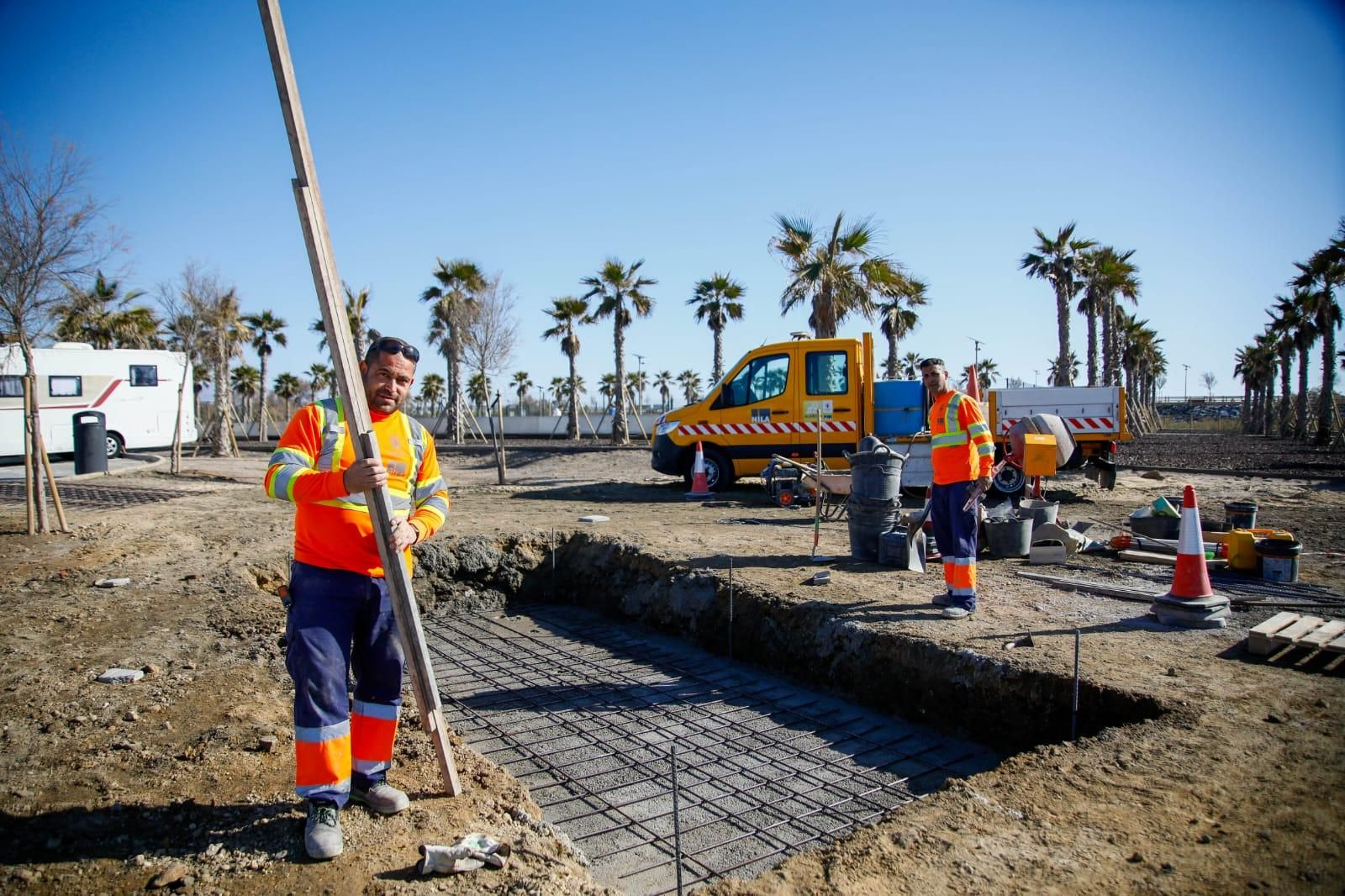 Trabajos para anclar la puerta de coral en la prolongación del paseo marítimo.