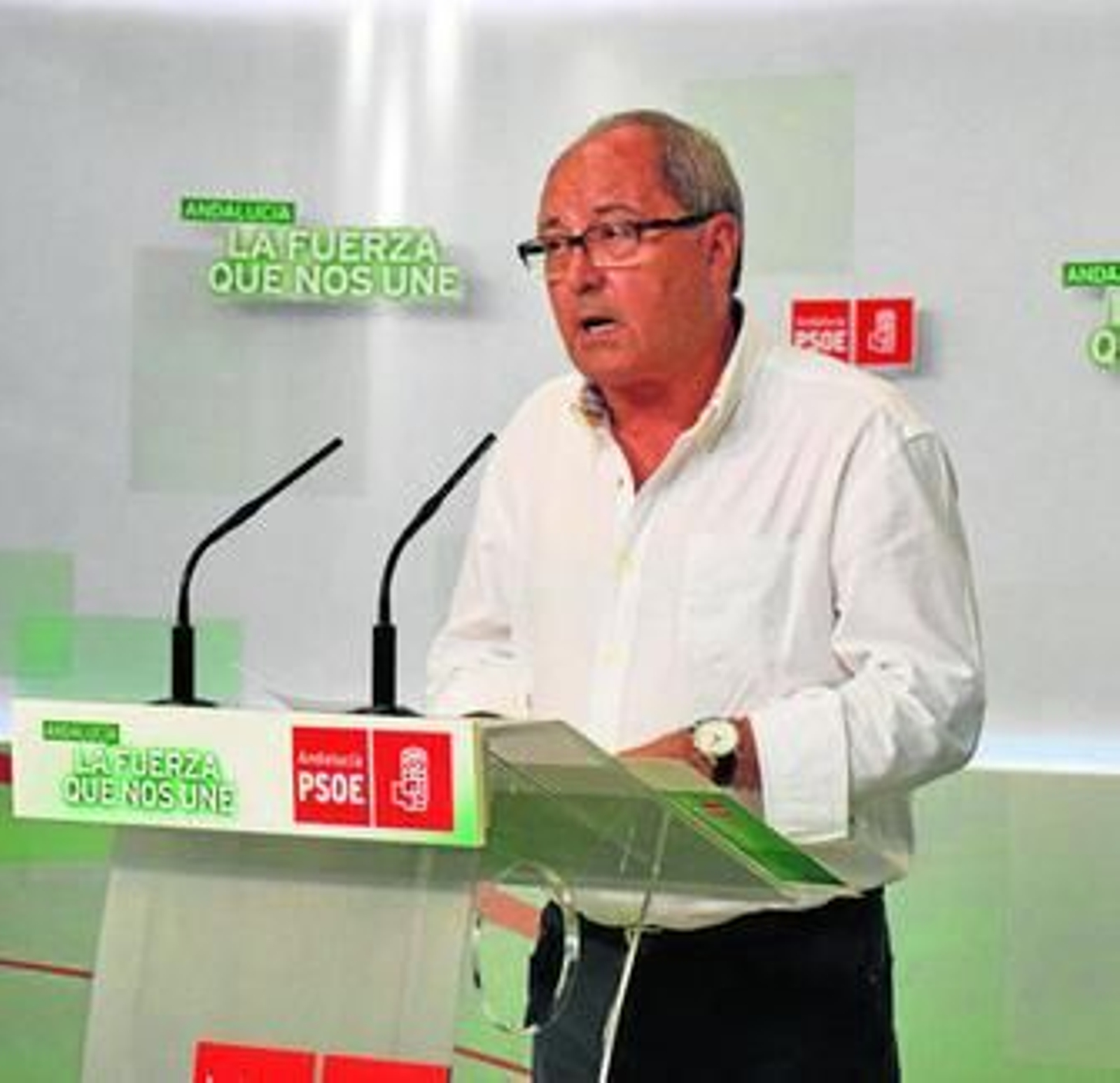 El secretario de Política Institucional del PSOE-A, Francisco Conejo, ayer en rueda de prensa.