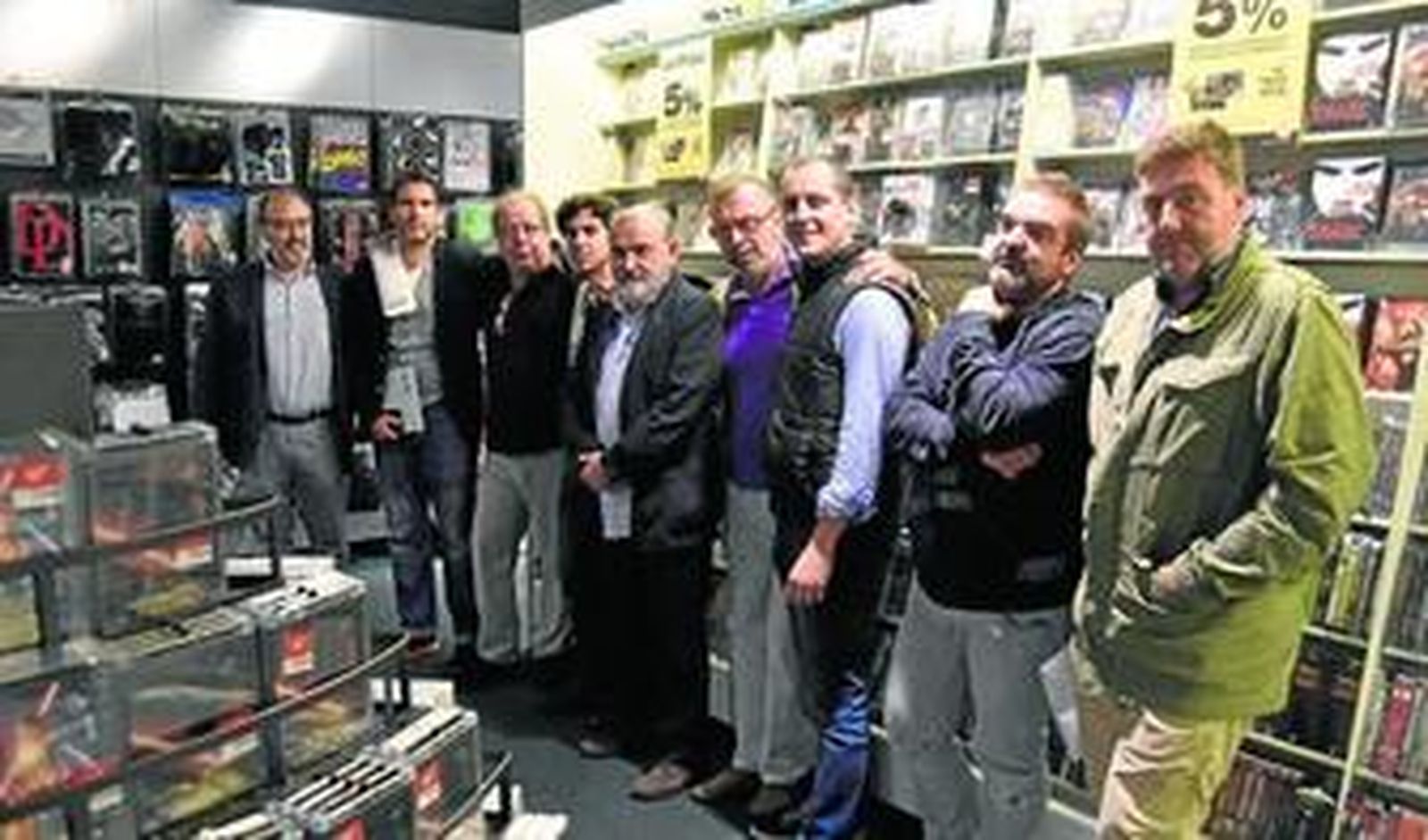 Los productores de cine, de empresas como Maestranza, LZ o La Claqueta, se reunieron ayer en la Fnac de Sevilla para expresar su malestar.