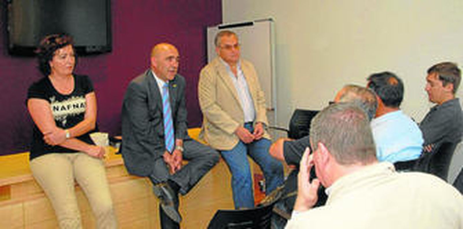 Manuel de Bernardo, Manuel Prado y María Jesús Ortega, en una reunión con los representantes de entidades deportivas.