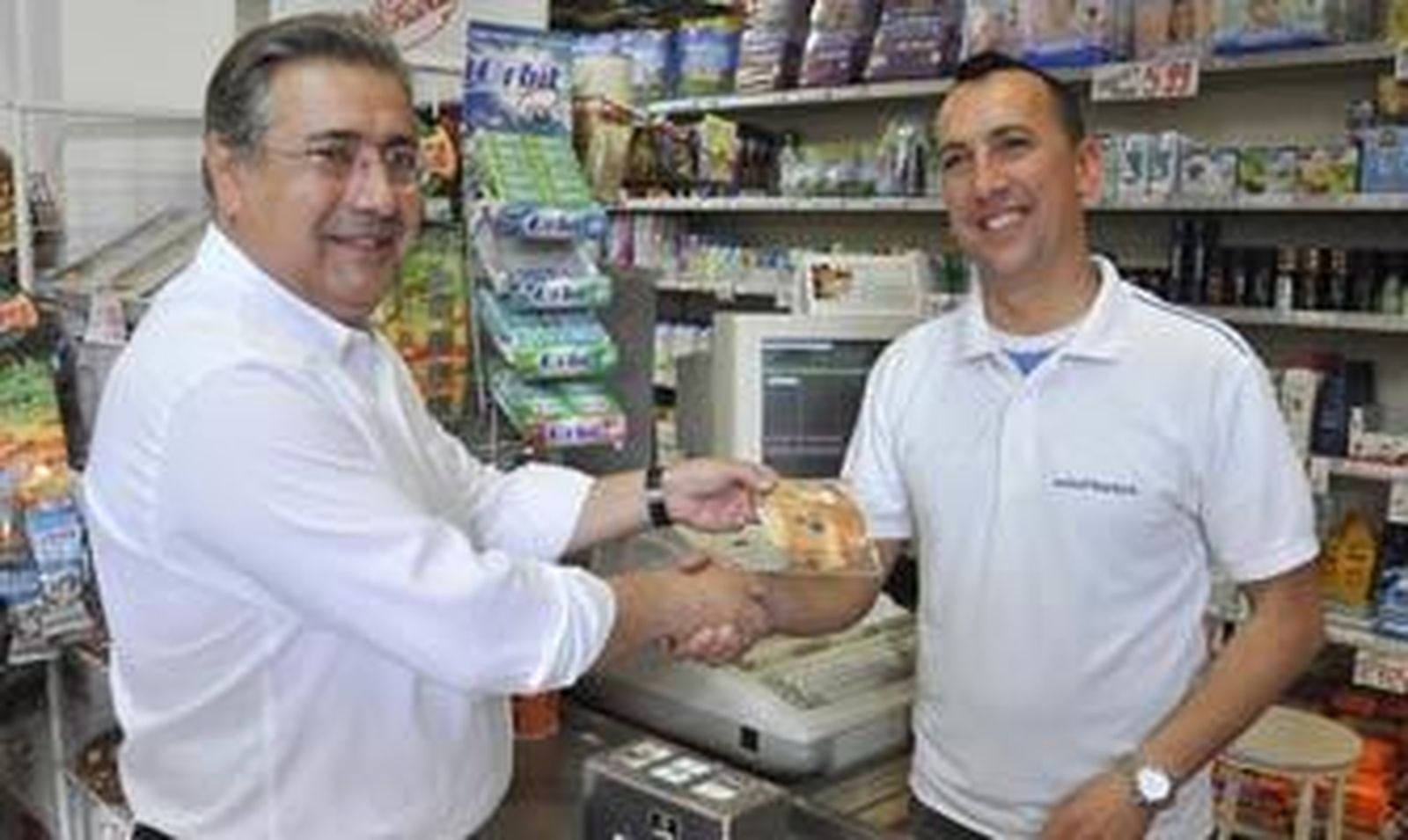 Zoido rompe moldes y cambia el rostro y la voz a su campaña