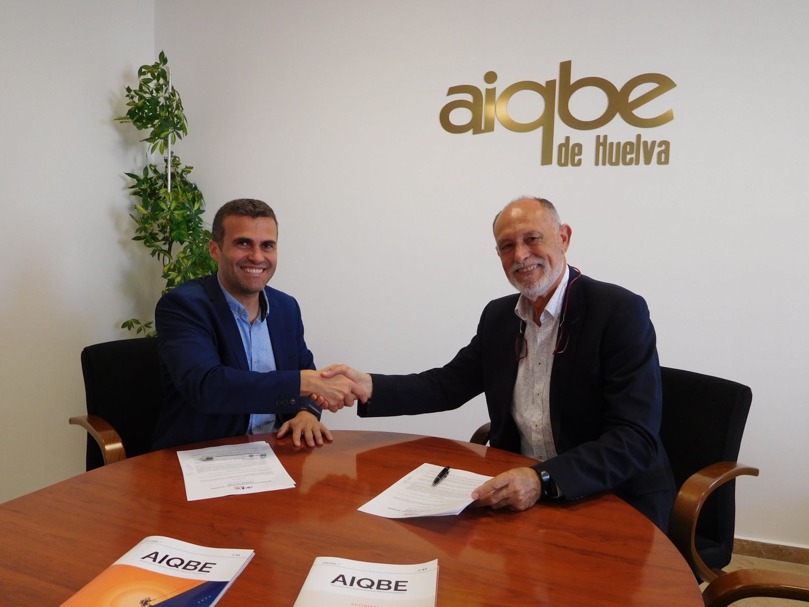 Firma del acuerdo en la sede de la Aiqbe.