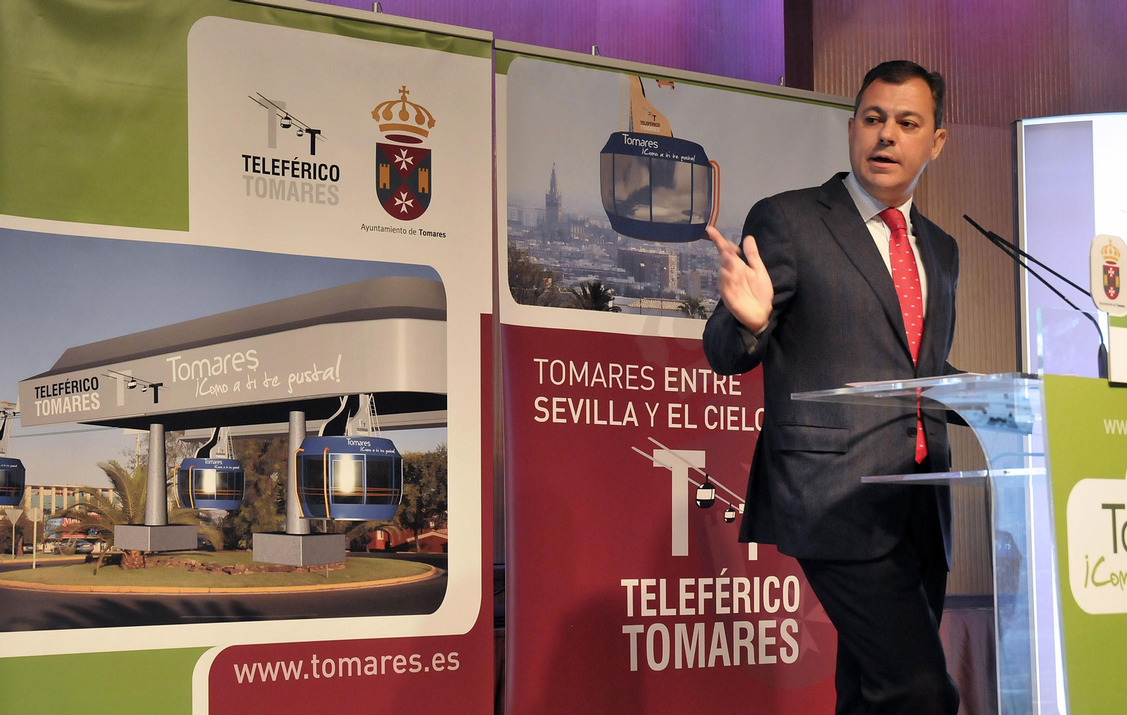 El alcalde de Tomares, José Luis Sanz, durante un acto.