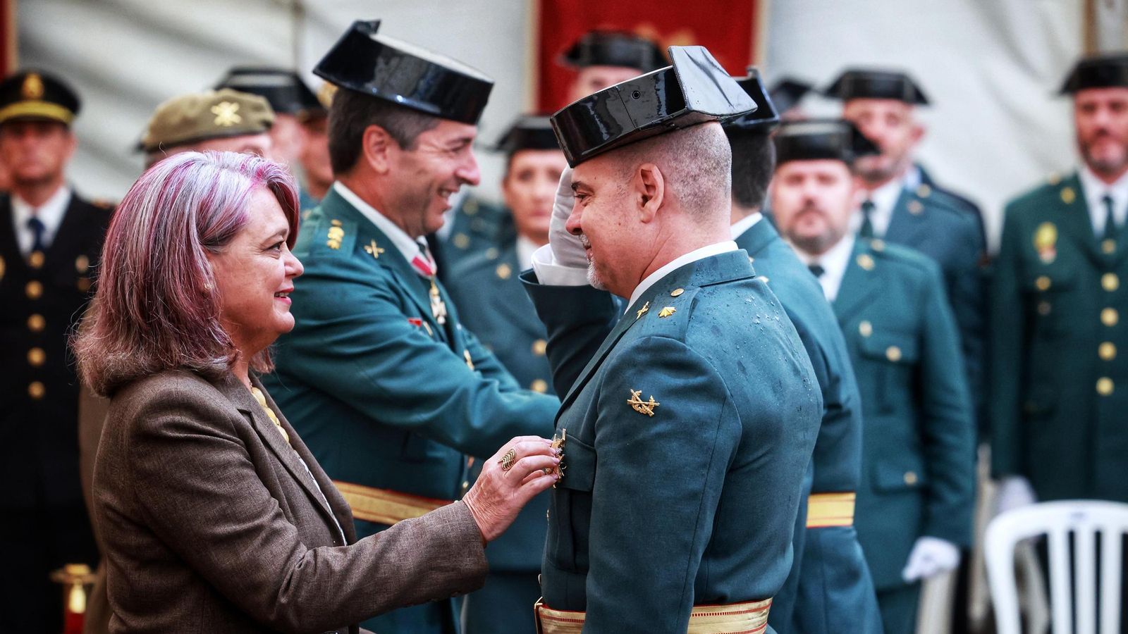 Blanca Flores, en el momento de condecorar a un guardia civil.