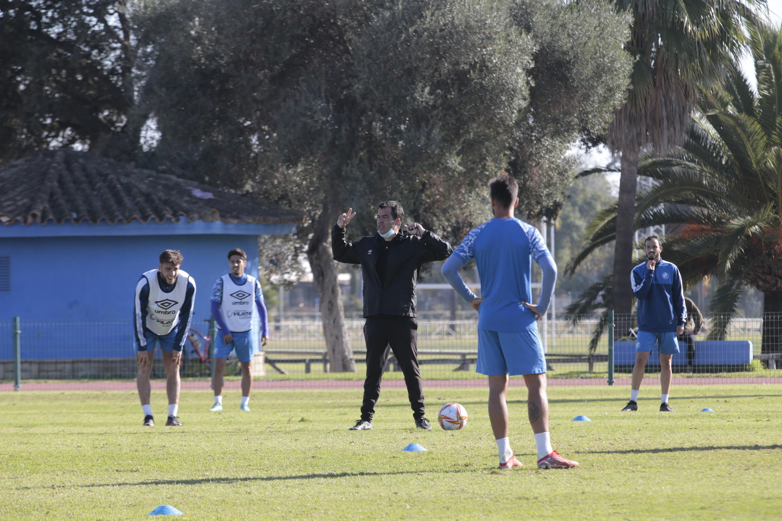 Pérez Herrera, técnico azulino, en un entrenamiento en el Pepe Ravelo.