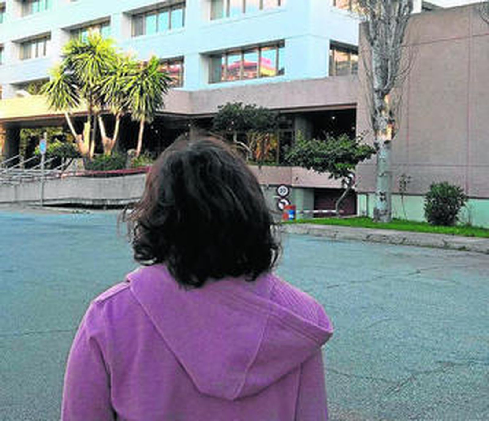 La niña junto a la Delegación de Educación.