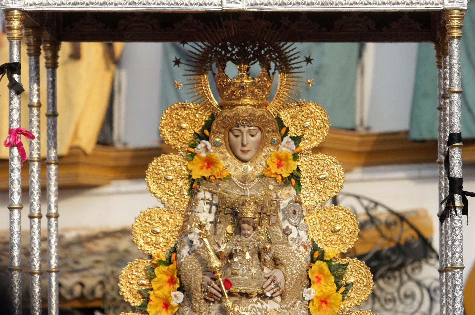 Las imágenes de la procesión de la Virgen del Rocío por la aldea en el Lunes de Pentecostés
