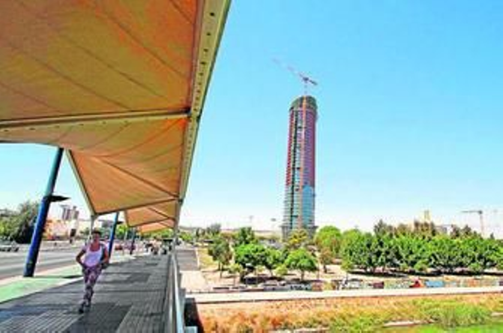 Una perspectiva reciente de la Torre Pelli desde el Puente del Cachorro.