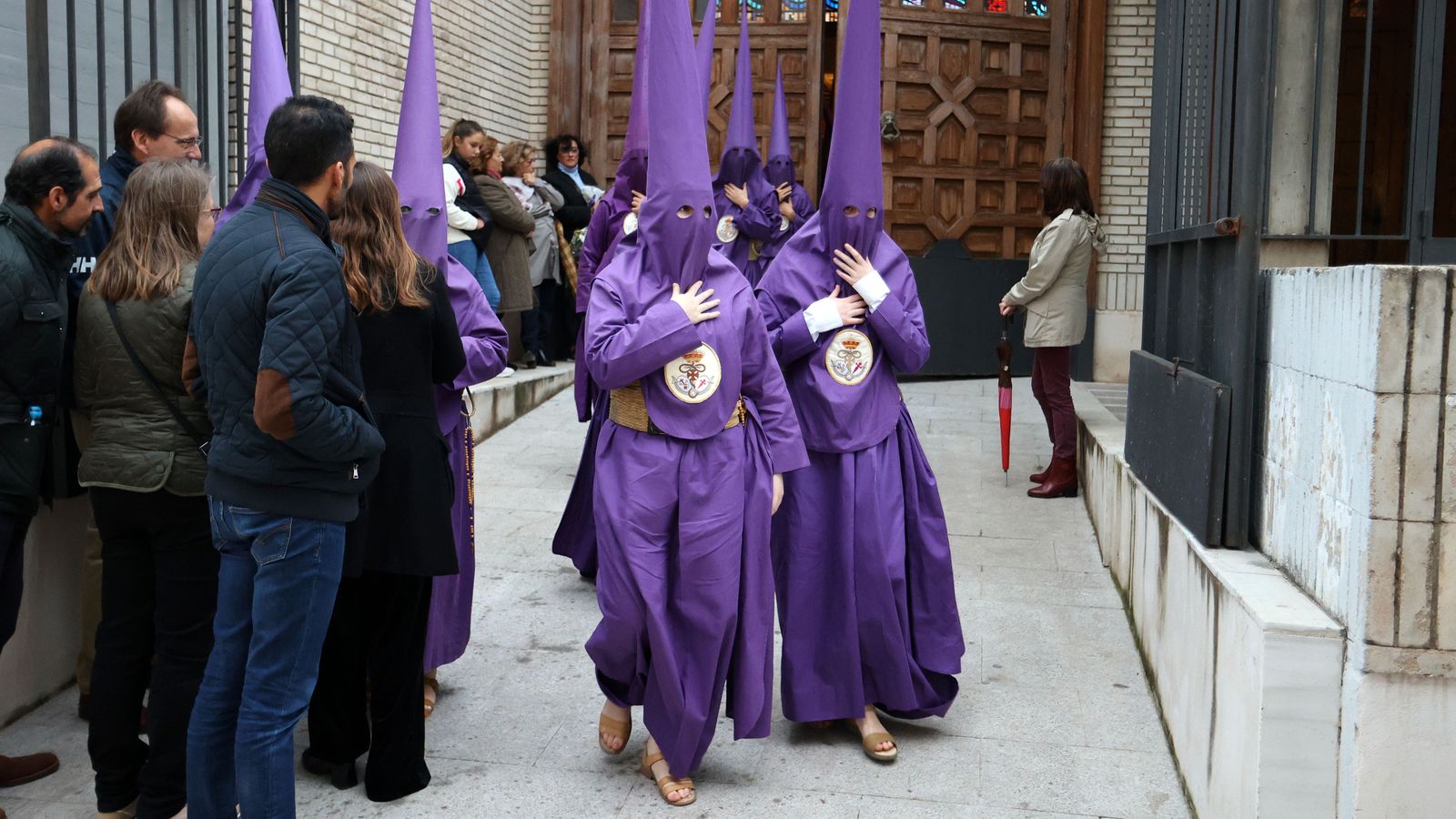 Hermanos de la Defensión, marchándose del Convento de Capuchinos.