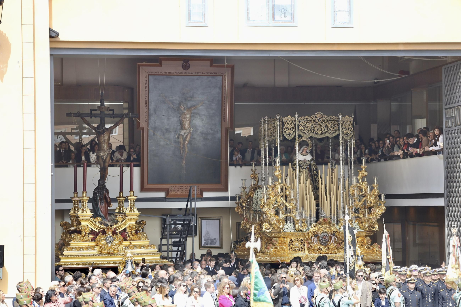 Las fotos de la Legión en el traslado del Cristo de Mena en Málaga este Jueves Santo
