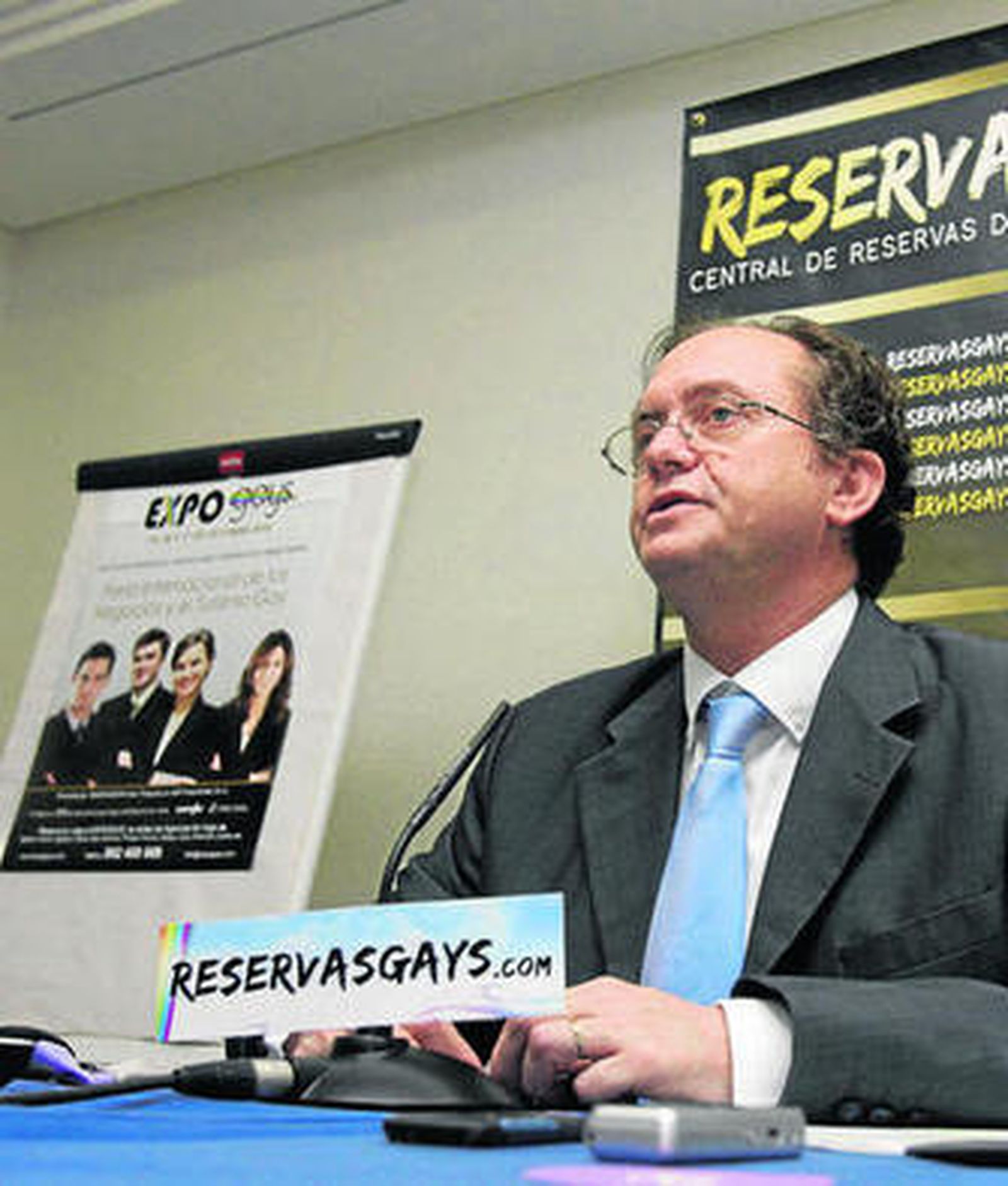 Javier Checa presentando la Feria Intenacional de Turismo gay.