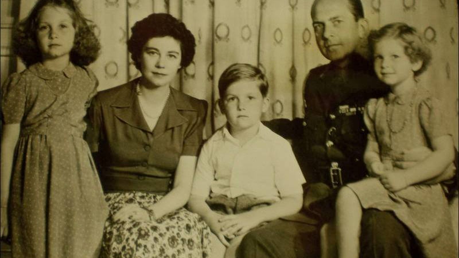 La Reina Sofía (primera por la izquierda), con sus padres y sus hermanos.