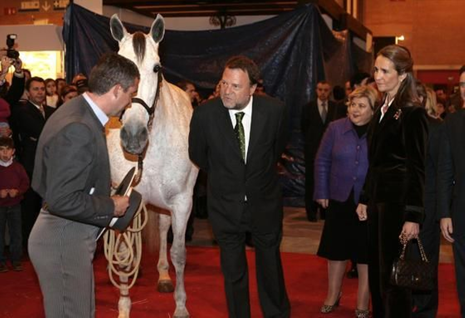 La infanta Elena y el alcalde de Sevilla, en la inauguración de Sicab 2010.

Foto: Juan Carlos Muñoz