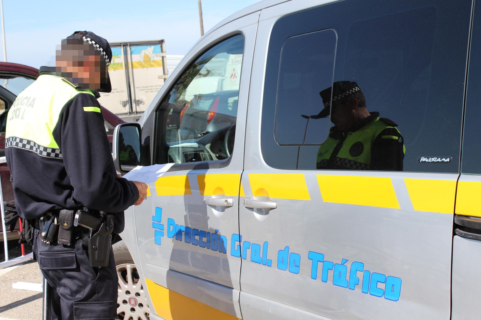 Un policía local de Conil, en una imagen de archivo.