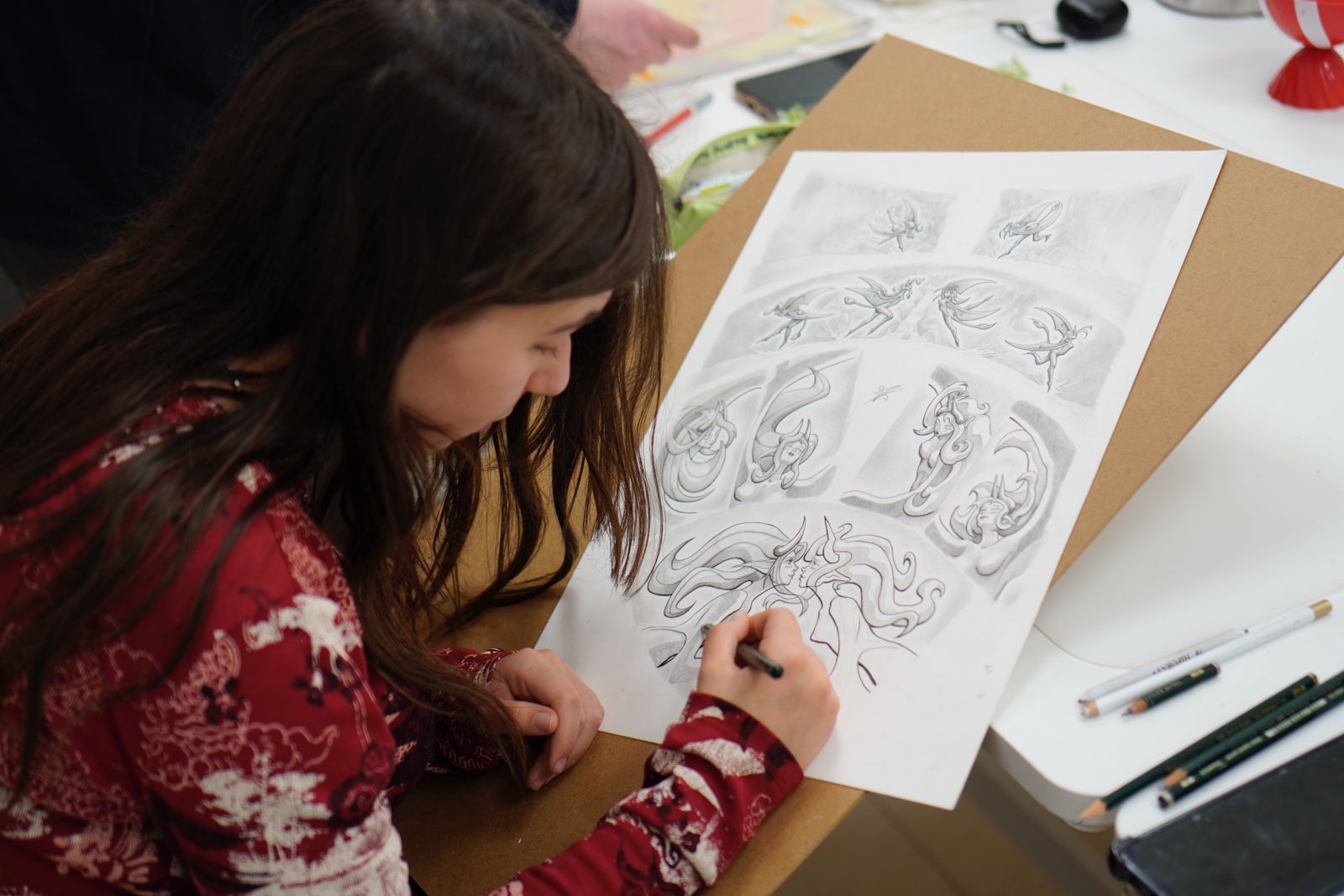 Una de las jóvenes participantes en la residencia artística trabaja en su obra