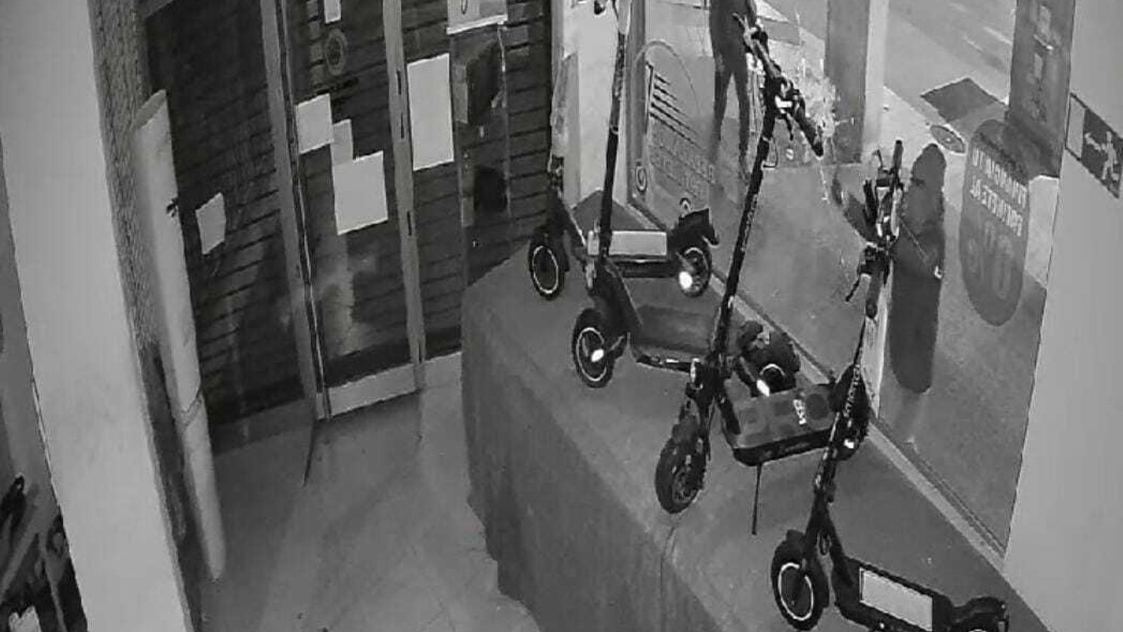 Imágenes captadas por la cámara de seguridad de la tienda.