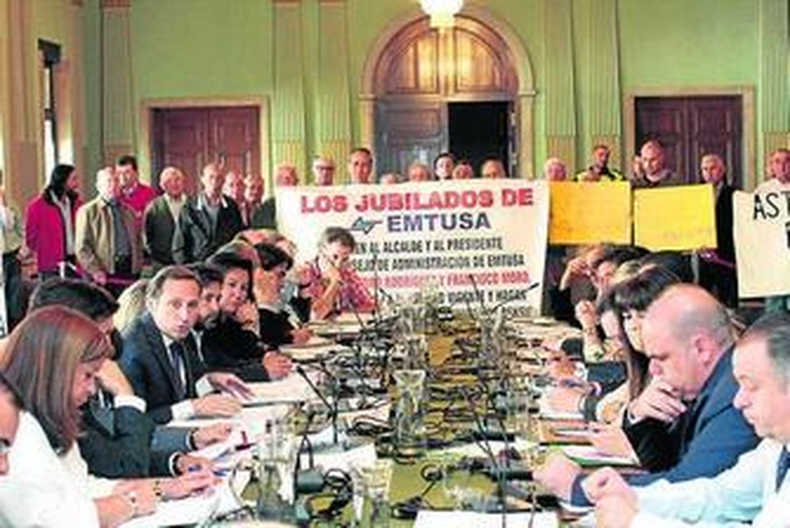 Protesta de los jubilados de Emtusa durante un Pleno municipal.