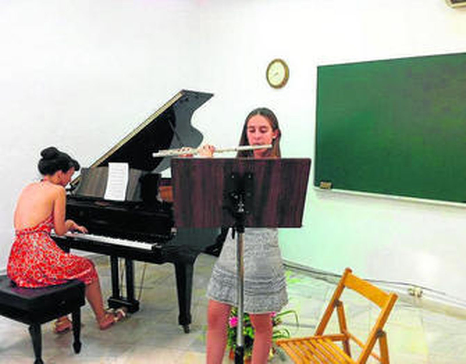 1. Una de las clases de música impartida en la escuela. 2. Entre las instalaciones de la academia, destaca una sala dedicada a galería de arte, donde se exponen las obras creadas en la escuela. 3. Jorge Duarte es el director de Arteaula y presidente de la asociación de la que parte este proyecto.