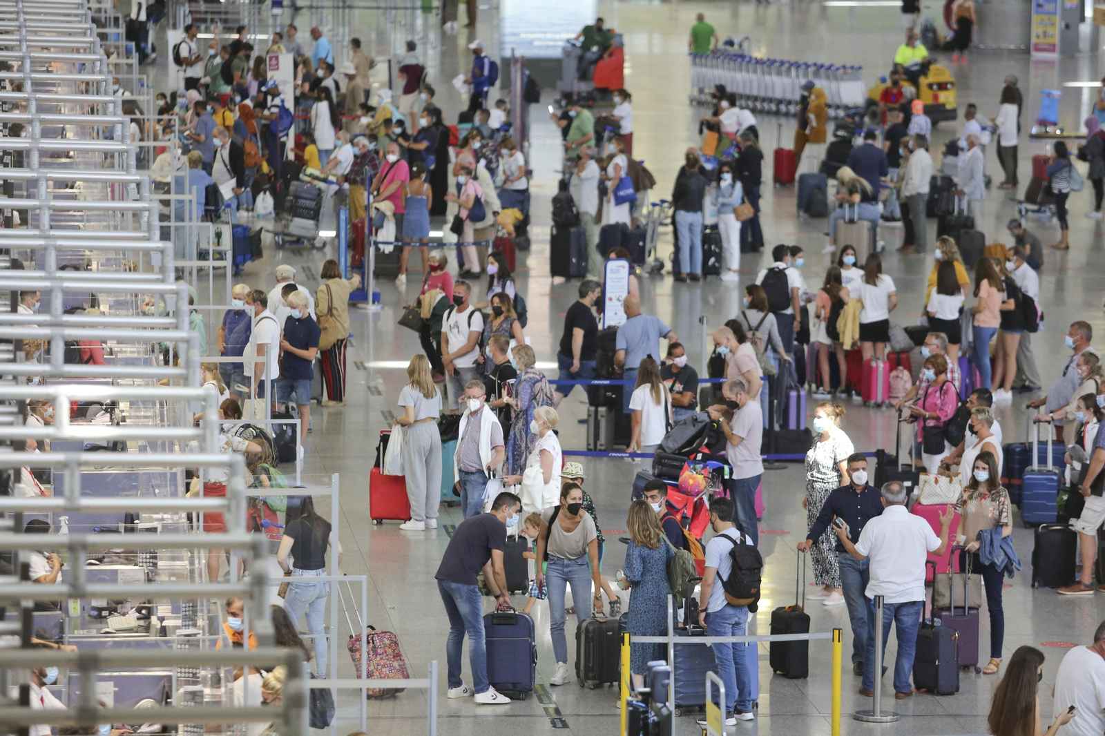 Turistas en el aeropuerto de Málaga.