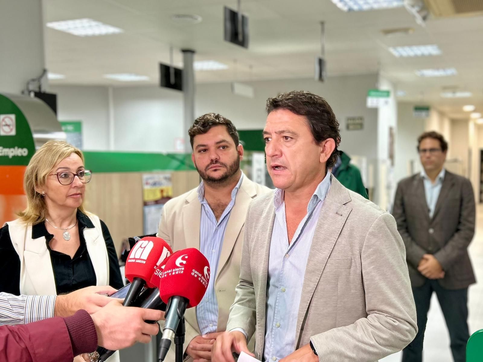 El delegado territorial de Empleo, Daniel Sánchez, en su visita a la oficina del SAE en Arcos.