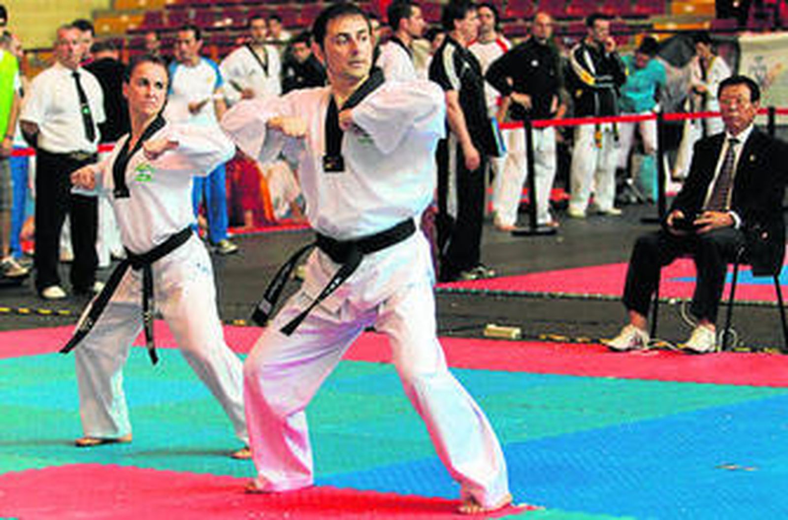 Dos competidores, en pleno ejercicio de técnica.