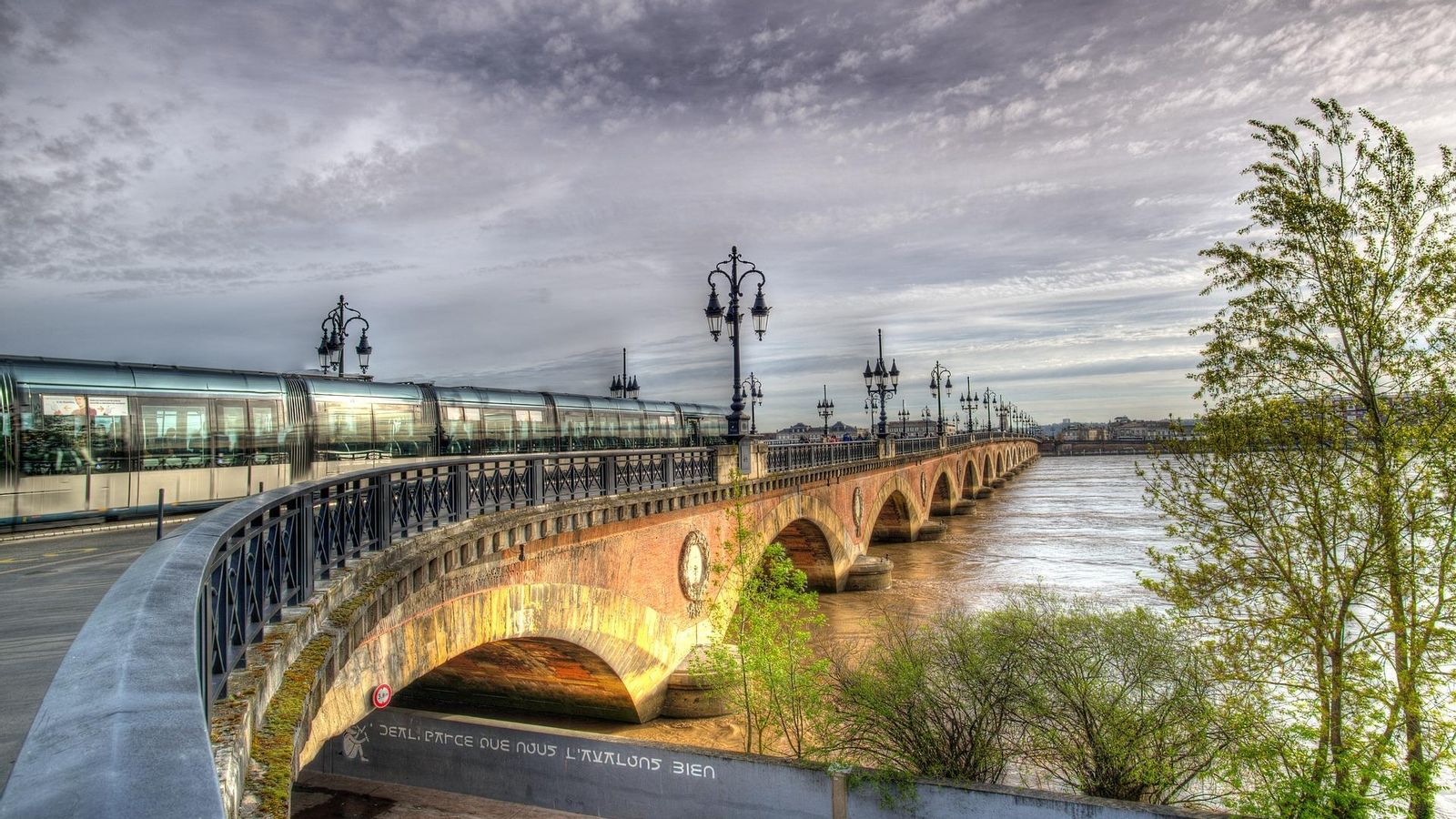 Vista del paso de un tranvía sobre el puente de la ciudad de Burdeos. Vista del paso de un tranvía sobre el puente de la ciudad de Burdeos.