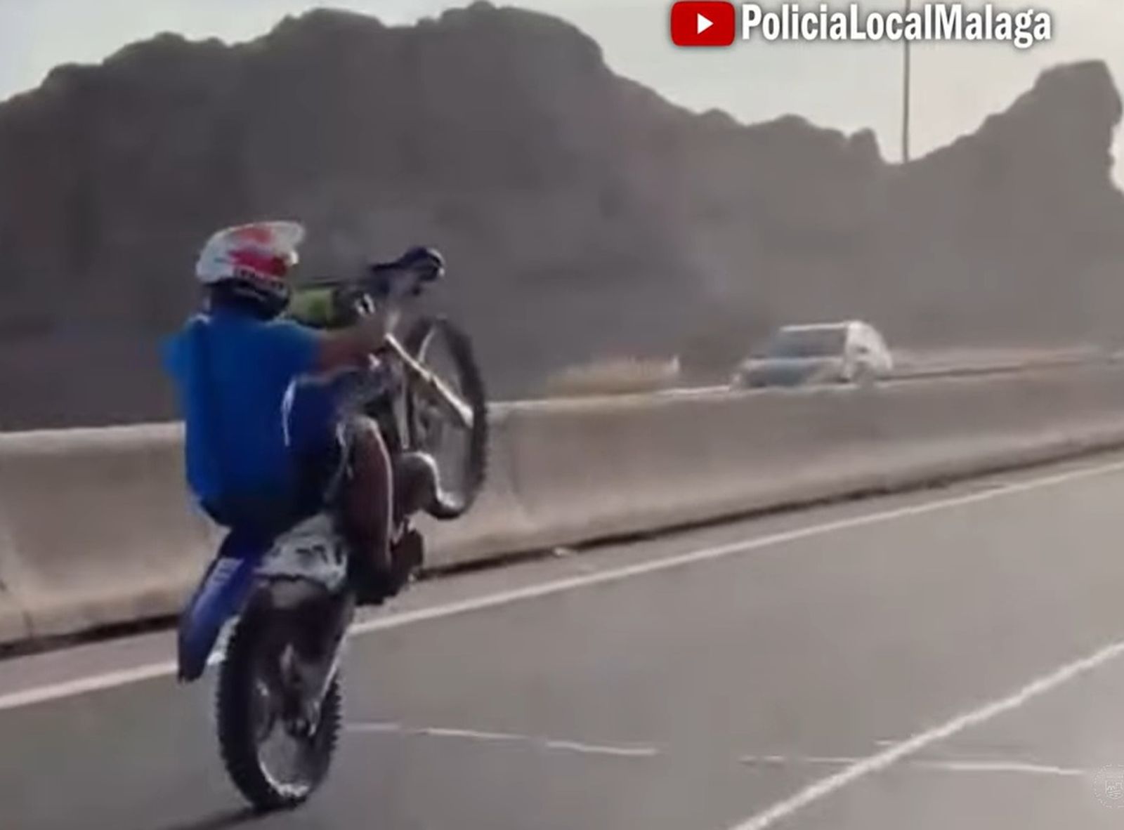 Uno de los motoristas denunciados haciendo un caballito