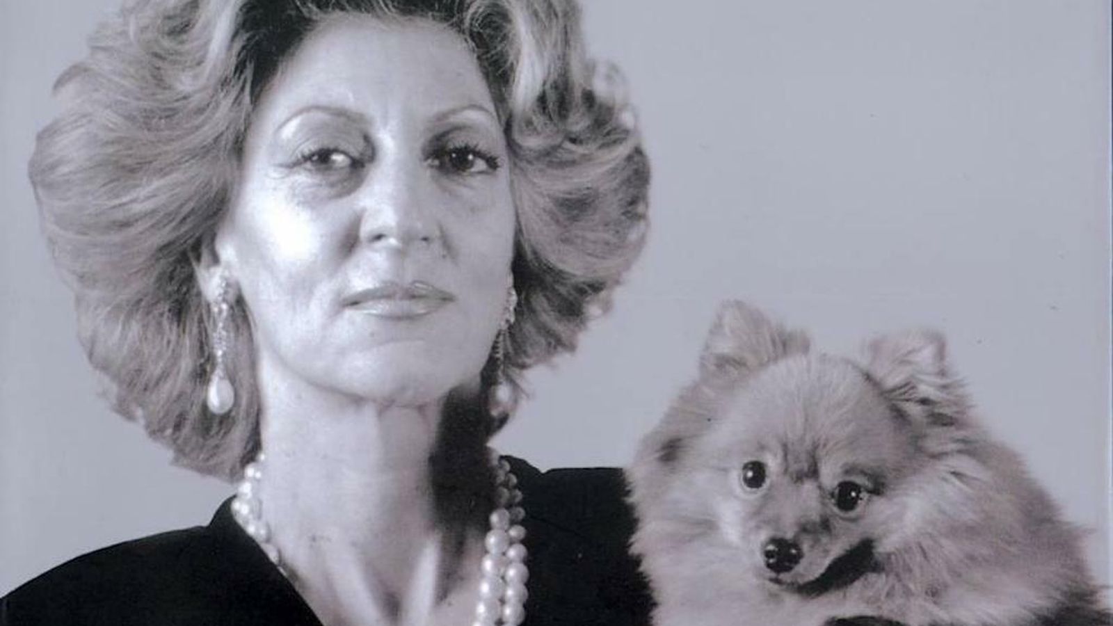 La aristócrata, en la portada de uno de los libros que escribió.