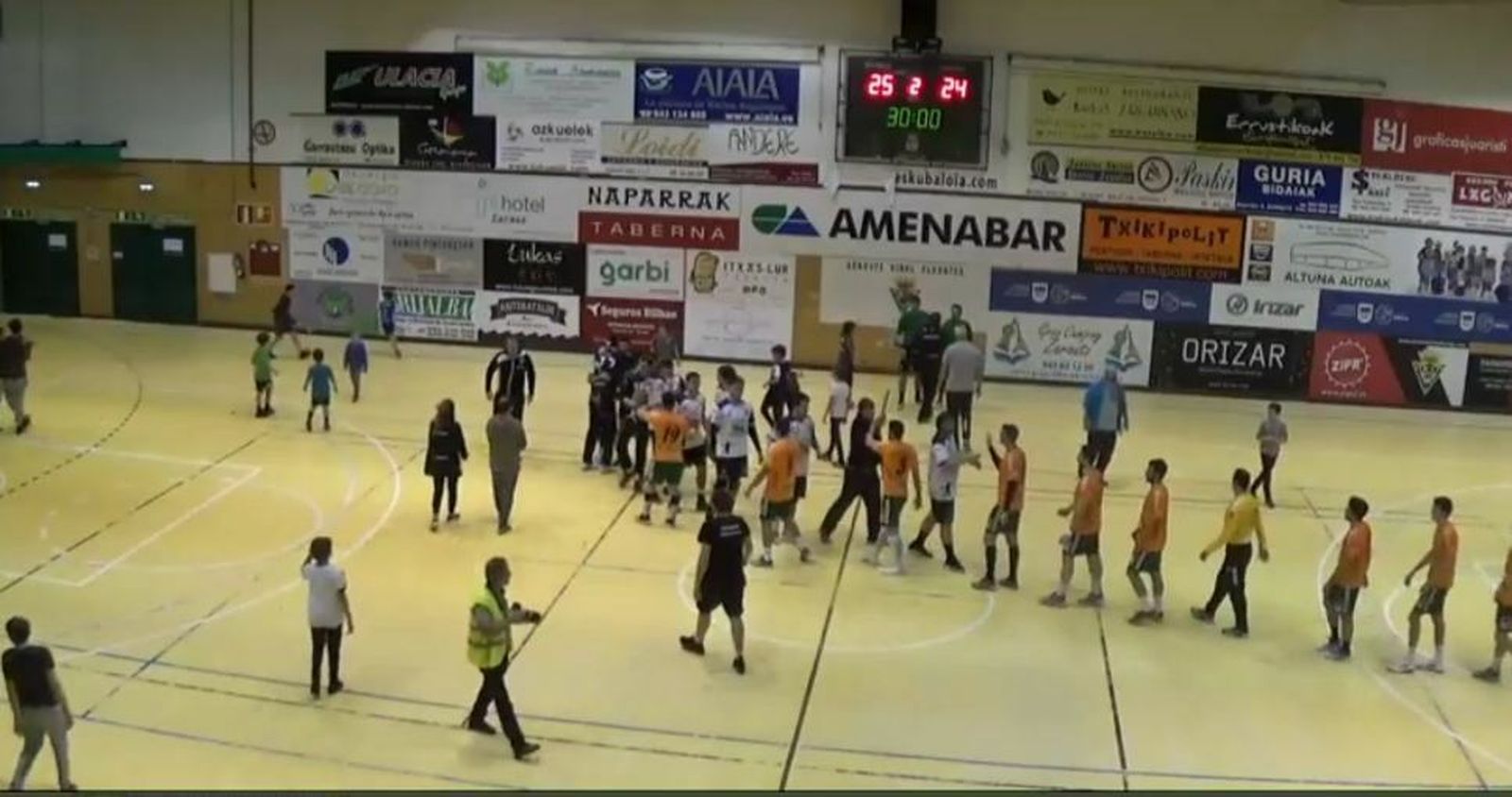 Los jugadores del Alsur Antequera y el Amenabar Zarautz se saludan al término del choque.