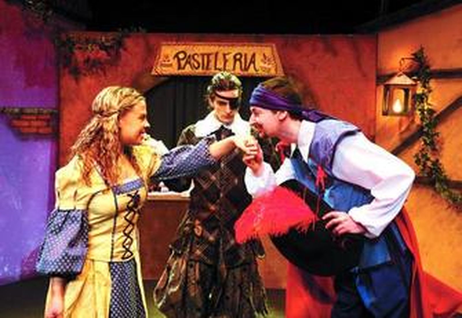 La compañía Pata Teatro lleva a escena, dentro de la programación de este ciclo, 'Cyrano'.