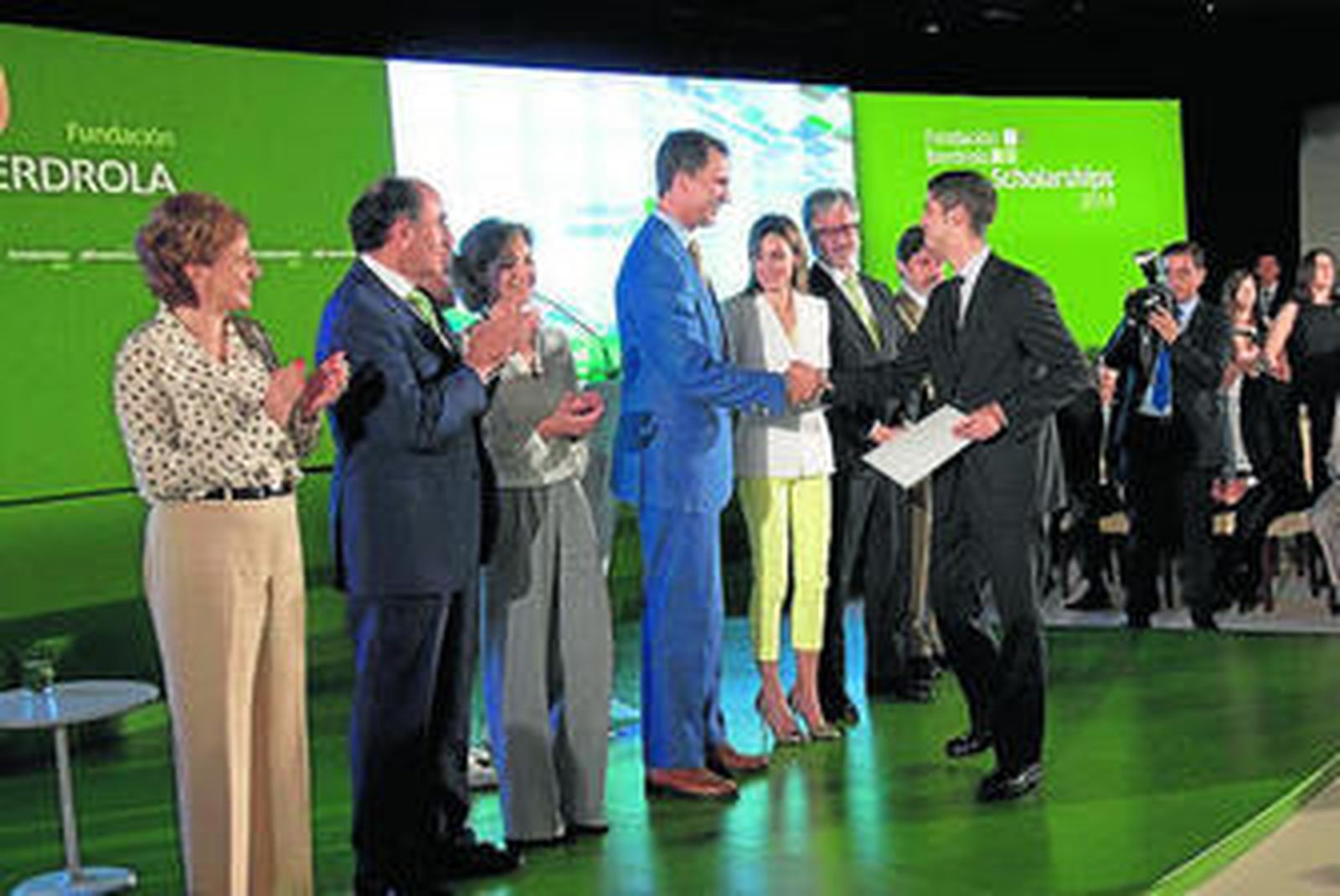 El almeriense Juan José Arévalo recibe la beca de manos del Rey Felipe VI.