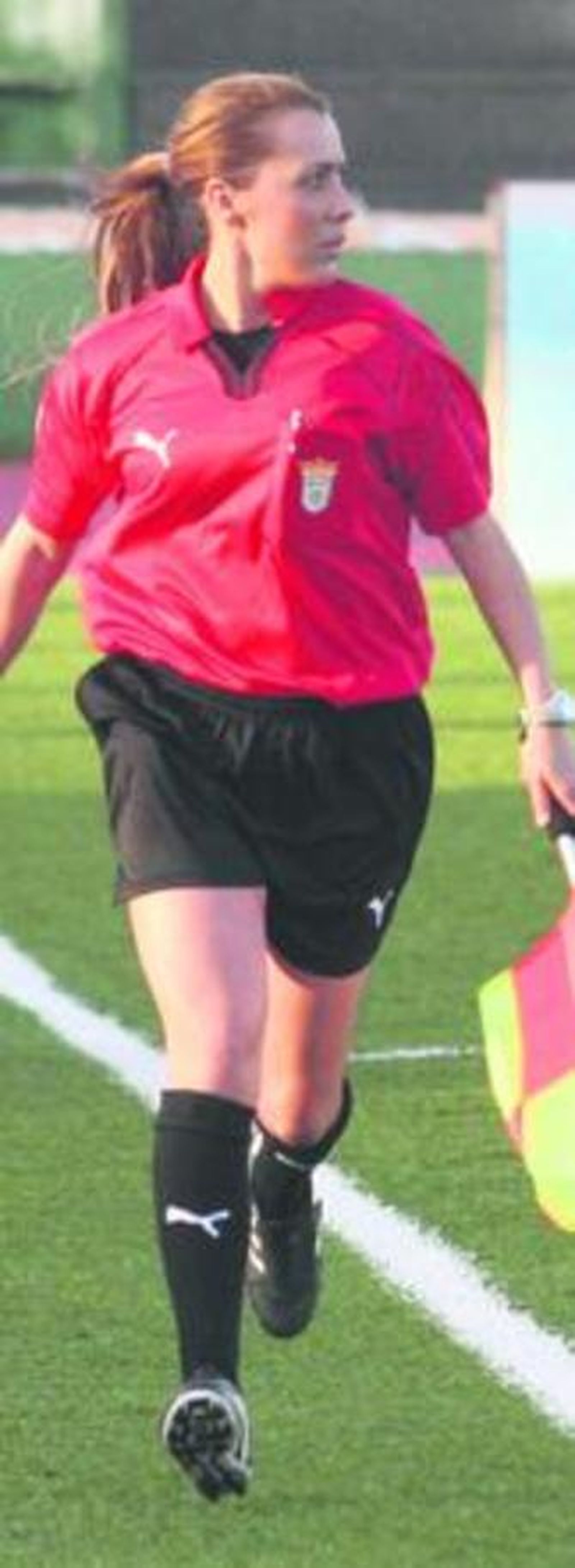 1. Momento en el que Copi supera la salida del barreño Terrén para hacer el uno-cero. 2. María José Ávila, auxiliar del colegiado, que desempeñó sus funciones en la banda de tribuna. 3. Un espectador de preferencia, que sufrió un problema cardiaco, tuvo que ser llevado en volandas hasta la ambulancia de Protección Civil por aficionados, ante la ausencia de efectivos de la Cruz Roja 4. La chirigota de Pepe Torres Los toca Pepe -sus integrantes, en la imagen sentados en el banquillo- amenizó el encuentro y previamente actuó en el bar de la sede social. 5. El gibraltareño Joseph, titular por primera vez esta temporada, en una acción ofensiva. 6. El meta Borja, otra vez en el once, atrapa el esférico 7. Javi Catalán, que volvió a ser titular durante el calentamiento, en un momento del partido Reportaje gráfico: Paco Guerrero