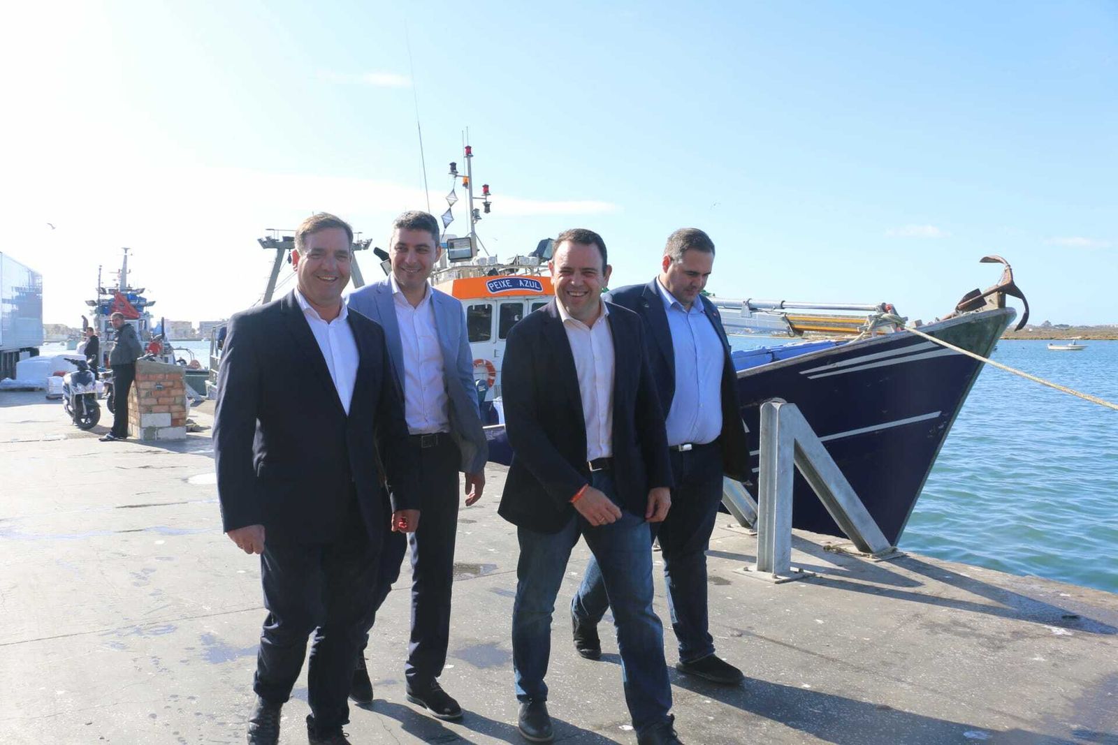 Visita de Carlos Hermoso y Néstor Santos a la lonja de Isla Cristina.