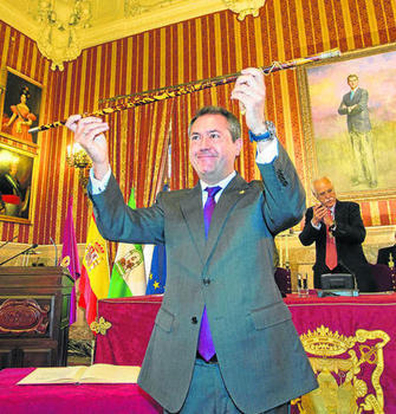 El socialista Juan Espadas levanta el bastón de mando tras ser proclamado alcalde de Sevilla.