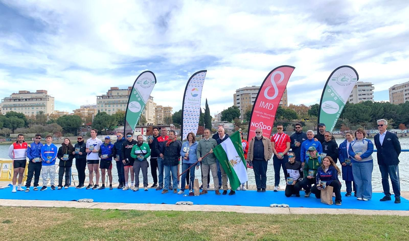 Foto de familia sobre el podio con los representantes de los clubes participantes en el Abierto internacional de Andalucía.