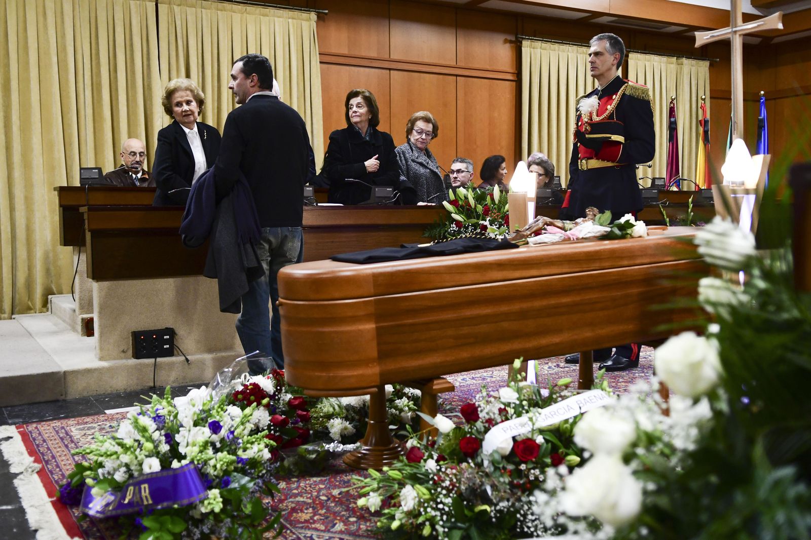 Las imágenes de la capilla ardiente de Pablo García Baena