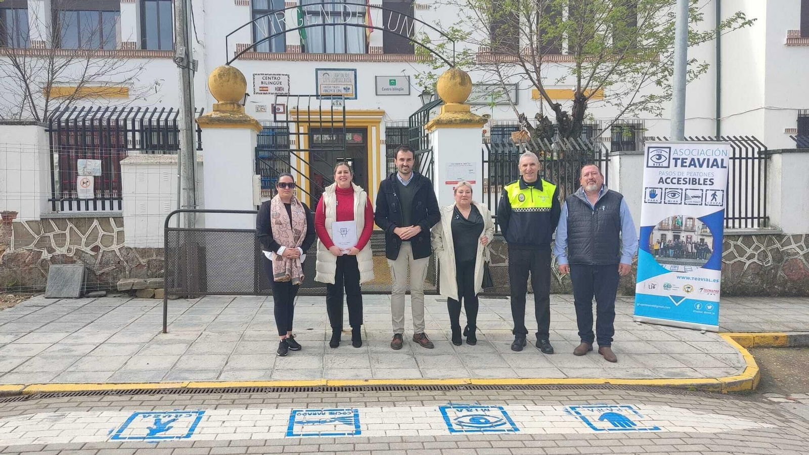 Responsables institucionales en la presentación de los pictogramas en Villanueva de Córdoba.
