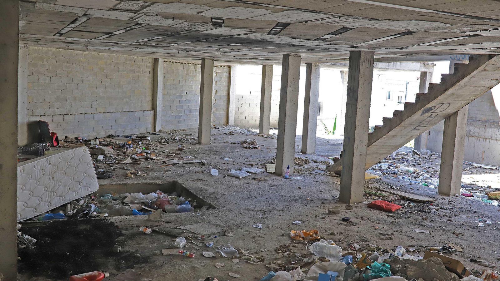 Interior del edificio, lleno de enseres y basuras