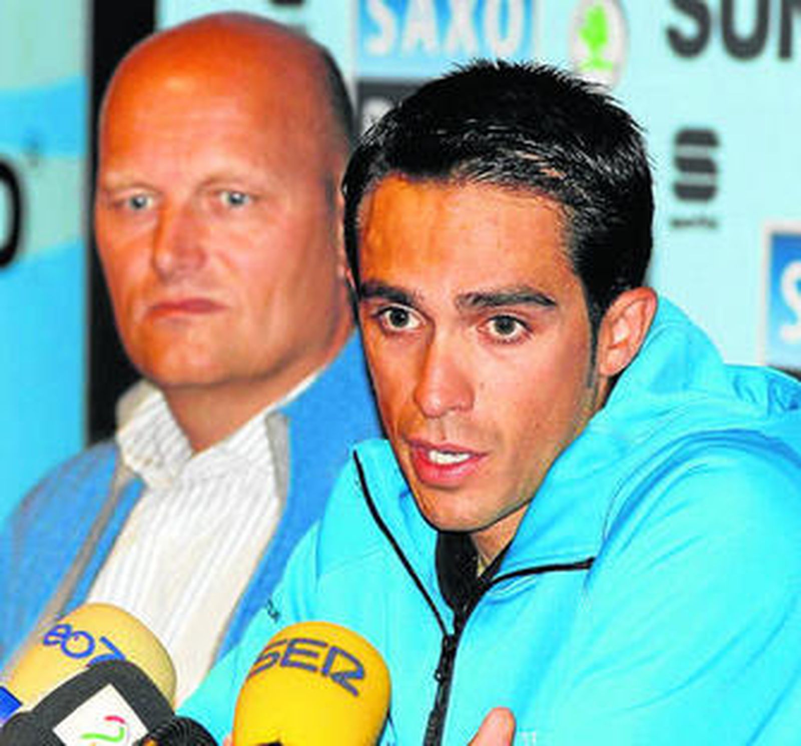 Contador atiende a los medios junto a su director, Riis.