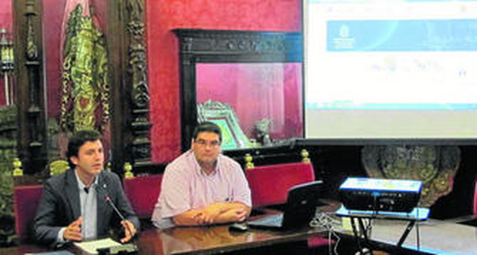 Jorge Saavedra, concejal de Empleo, junto al técnico informático en la presentación de la nueva web.