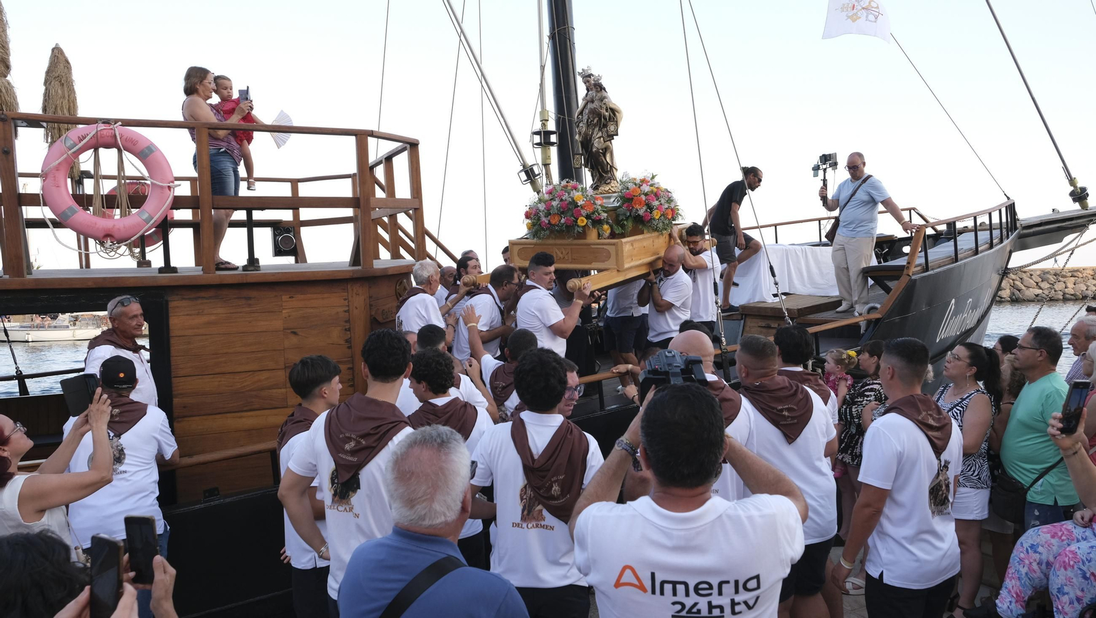 Procesión marítima de la Virgen del Carmen en Aguadulce (Roquetas de Mar), en imágenes