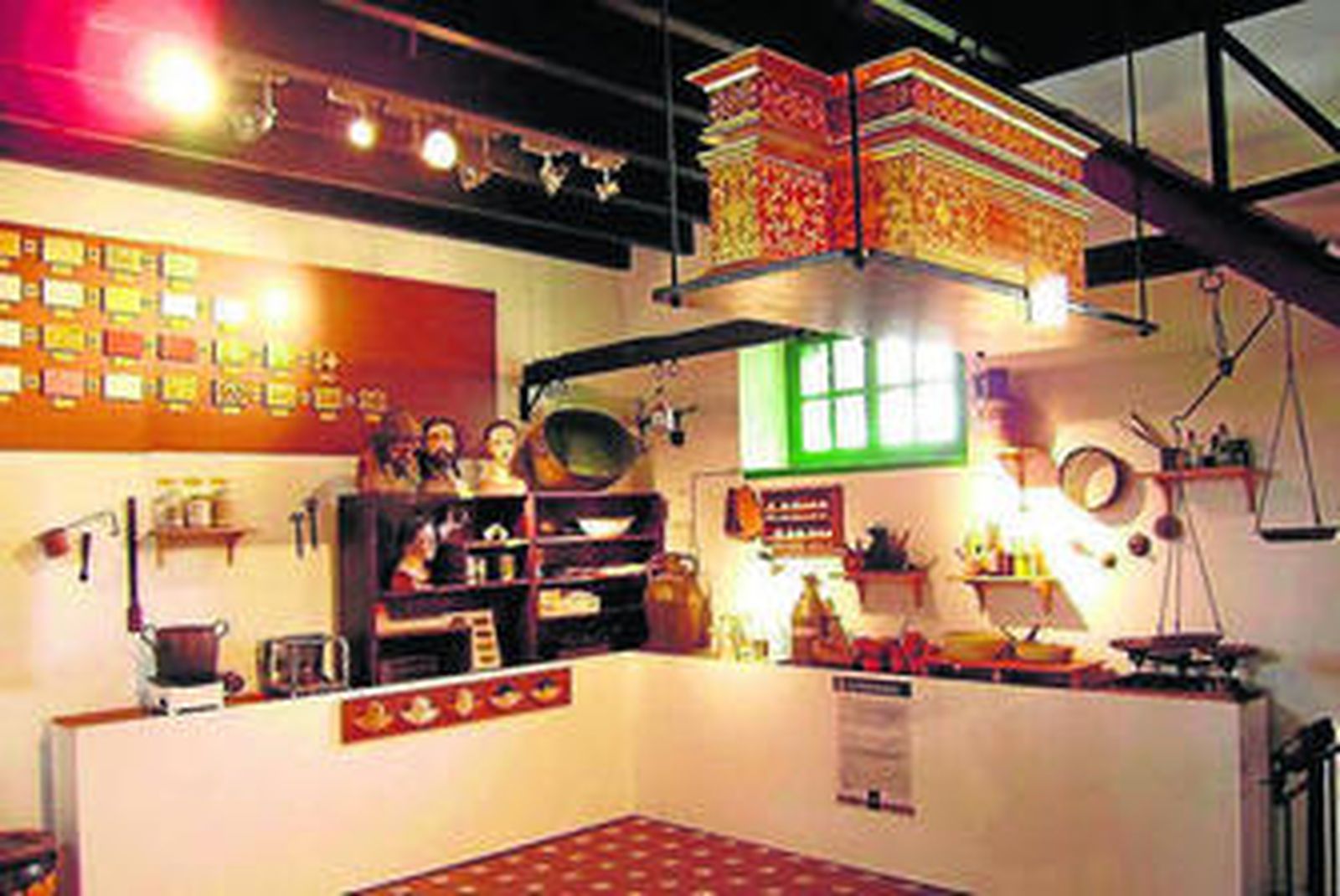 1, 2 y 3. Algunas de las salas con herramientas empleadas por los escultores para elaborar sus creaciones así como algunas imágenes ya talladas. 4. Los niños podrán realizar la visita y participar en un taller de modelado de barro.