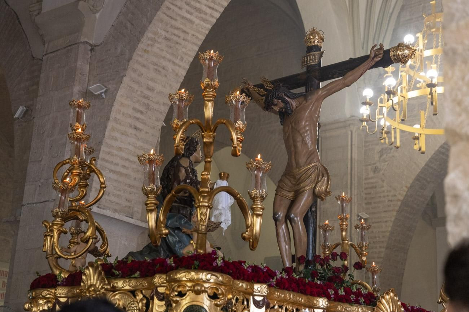 La temida lluvia impide el desarrollo normal de este Martes Santo