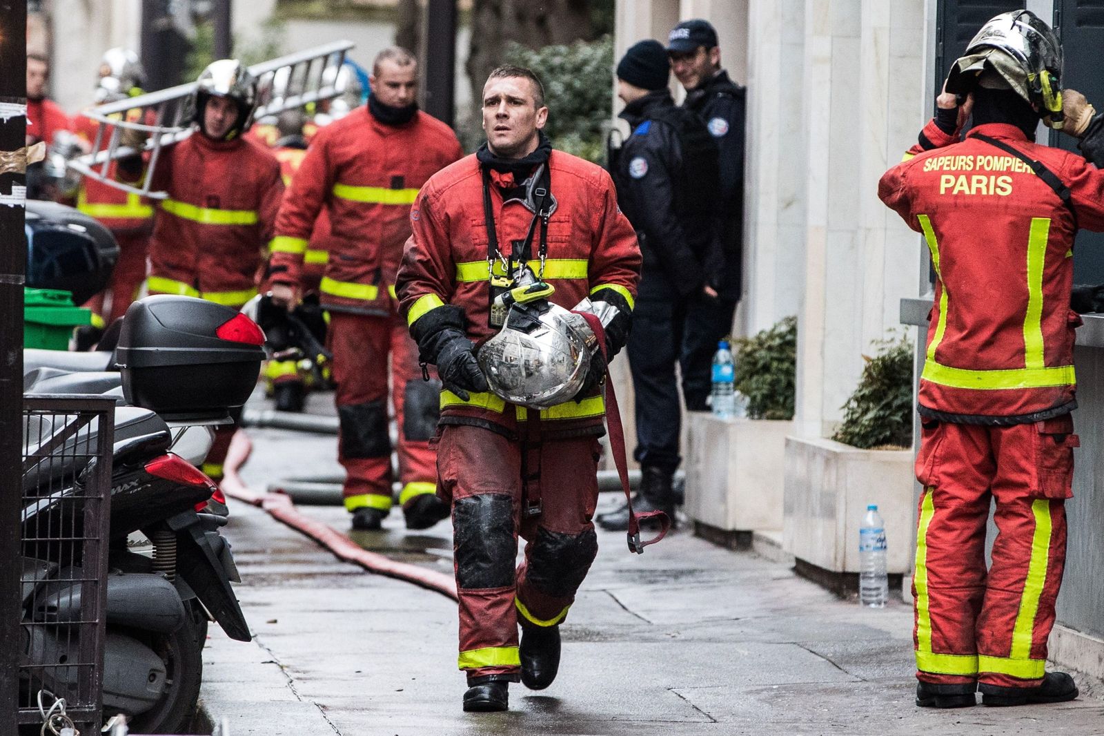 Los bomberos trabajan en la extinción de un edificio incendiado en París