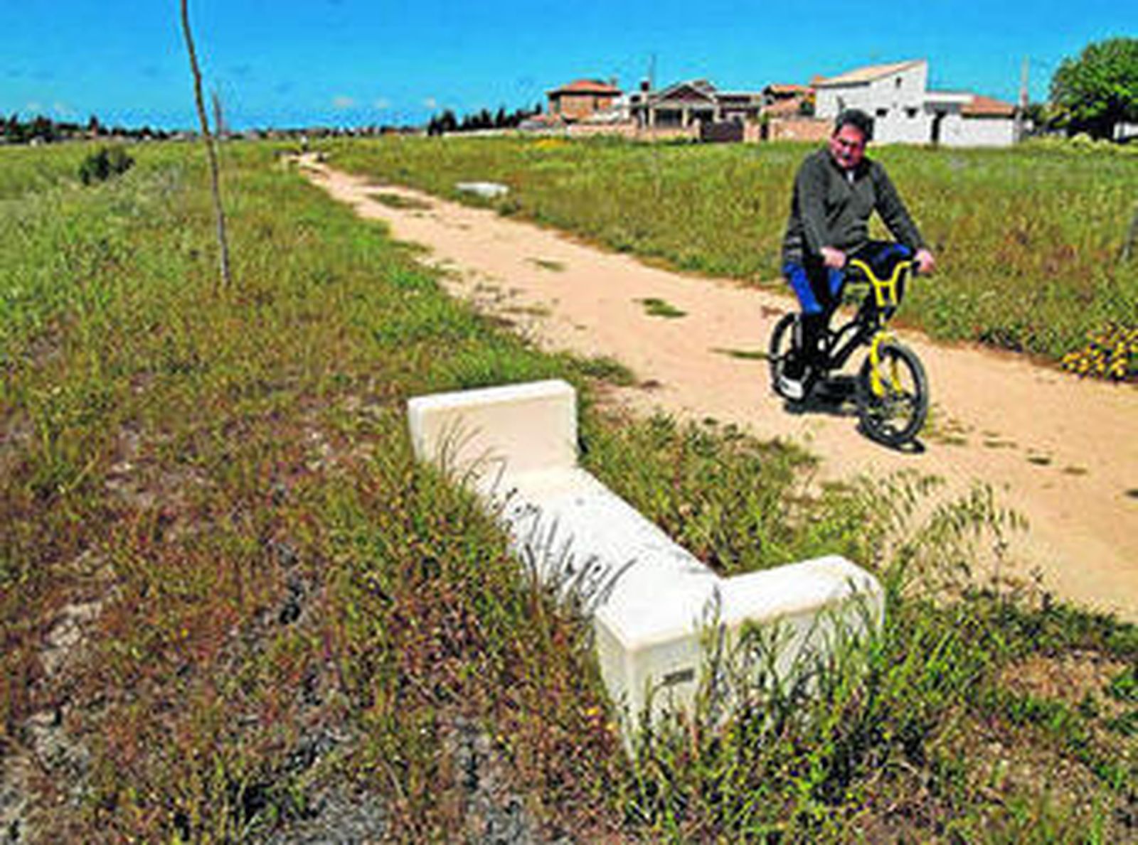 Imagen tomada ayer en un tramo del parque con uno de los bancos bocaabajo.