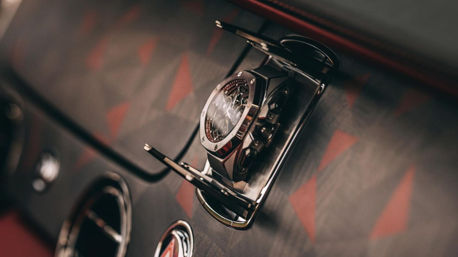 El precio del reloj encastrado en el salpicadero supera holgadamente los 40.000 euros.