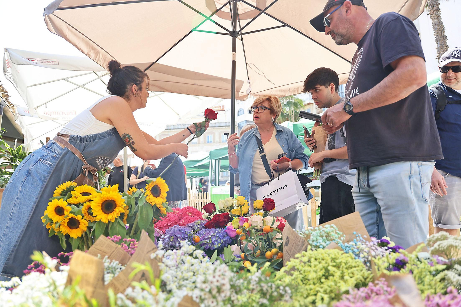 Imágenes del mercado floral ubicado en la Plaza de las Monjas de Huelva