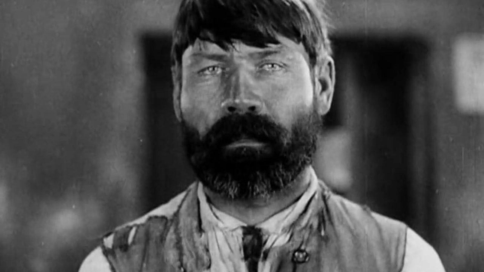 Opanas, padre de Vasily, llora la muerte de su hijo en Zemlya.